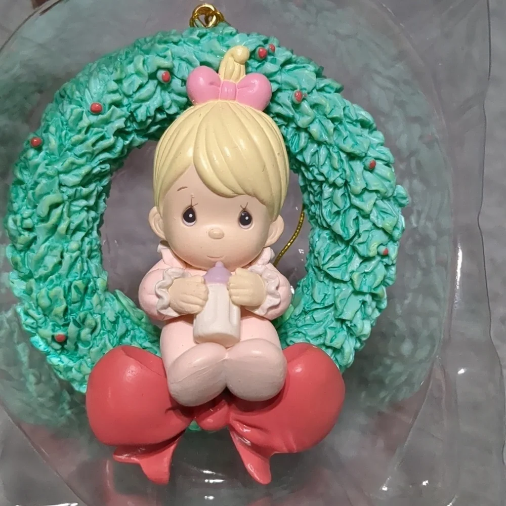 Precious Moments Home For Holidays Ornament Baby Girl Wreath Enesco 1996
